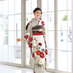 キーカラーの赤がチャーミングな愛らしさを