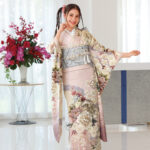 グレイッシュピンクの優しさを、ガーリーに装う