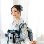 シンプルなブルートーンとモダンな花々のデザイン